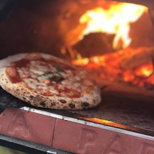 Brandend vuur in houtgestookte pizzaoven 70x70 te koop